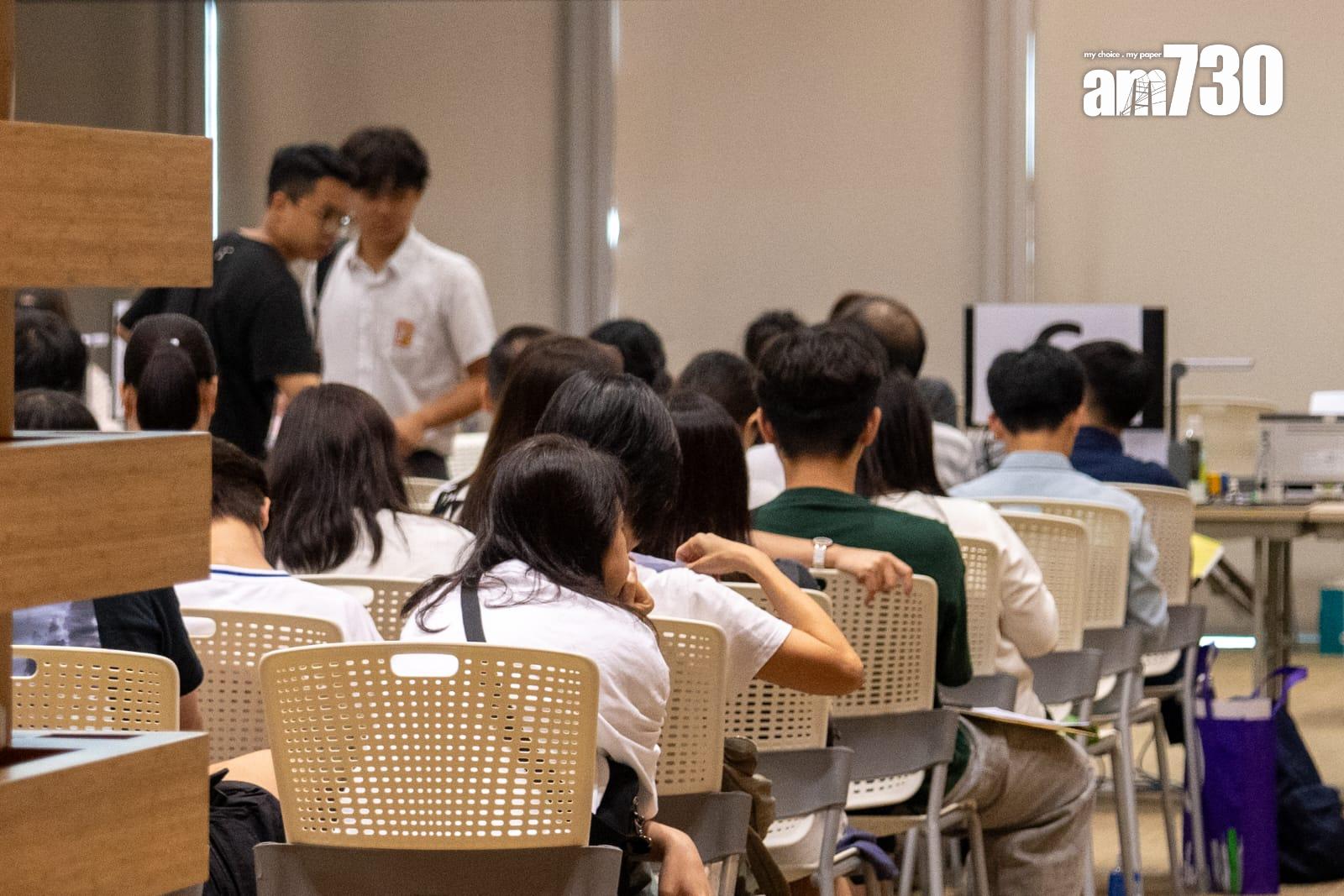 不少DSE考生到香港恒生大學申請入學。(林靄怡攝)