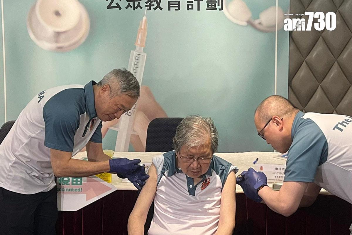 蔡堅(中)以身作則接種兩支疫苗。(江思嬅攝)