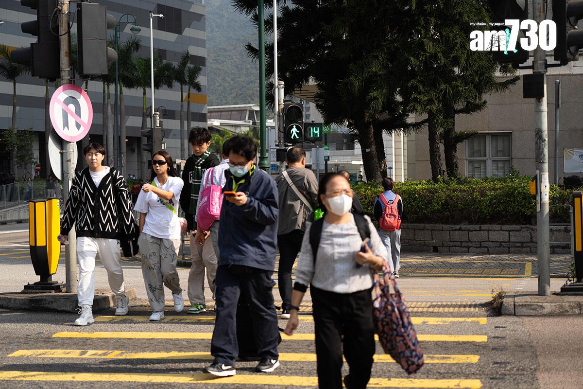 運輸署正在東涌達東路一個行人過路處,試驗新款「行人交通燈號倒數計時器」。(資料圖片/林靄怡攝)