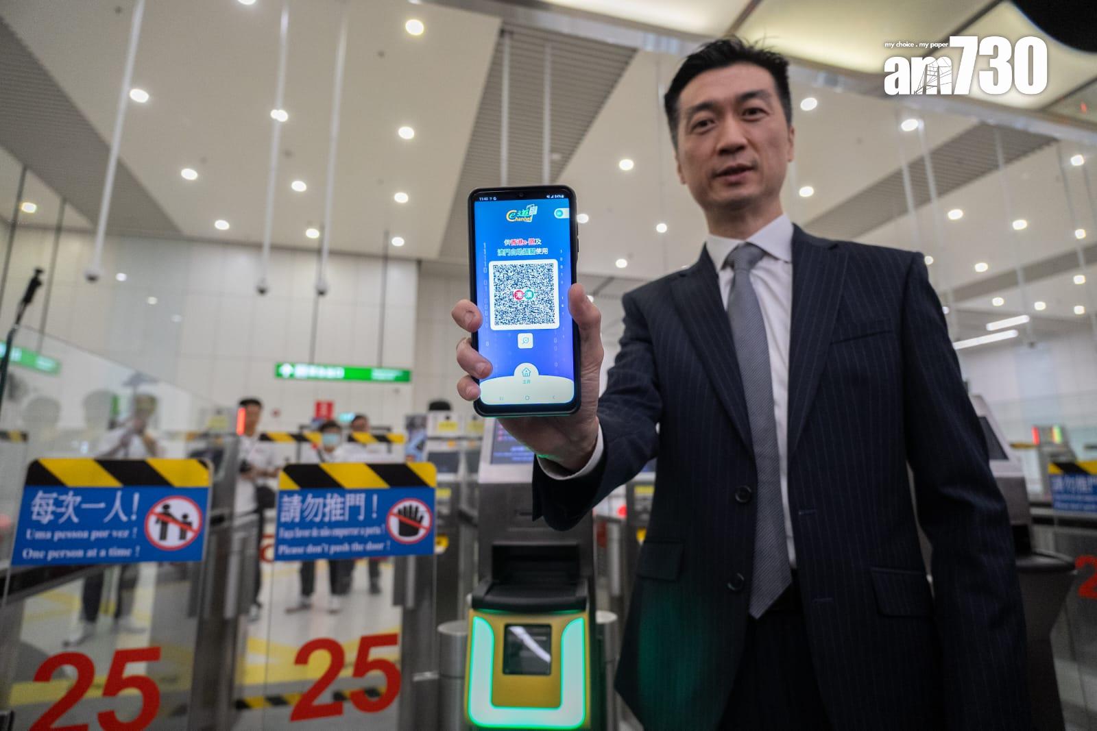 「港澳通關互用二維碼服務」將正式啟用,合資格香港居民開通後,即可於澳門自助通道過關。(林靄怡攝)