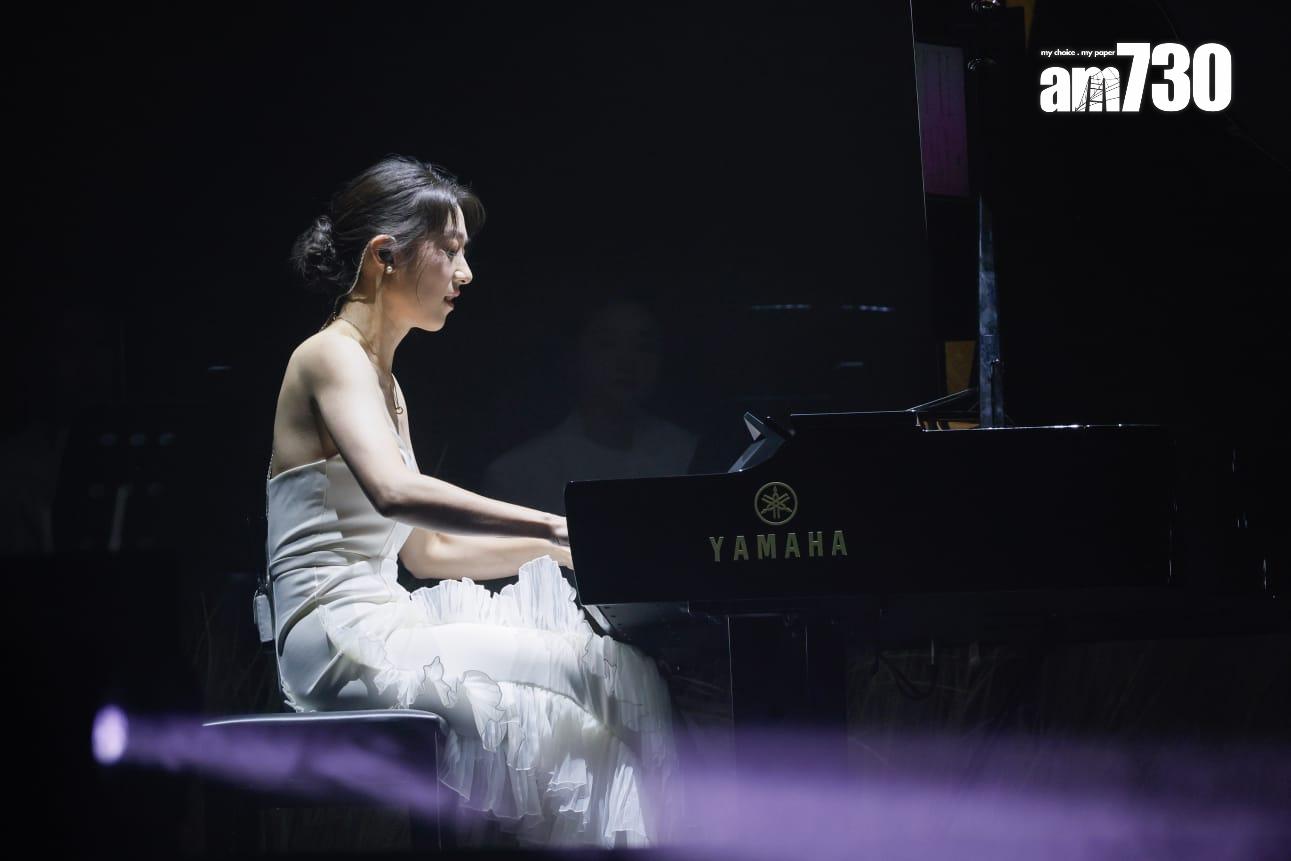 靚女鋼琴家張貝芝Joyce彈琴伴奏。 (蘇文傑攝)
