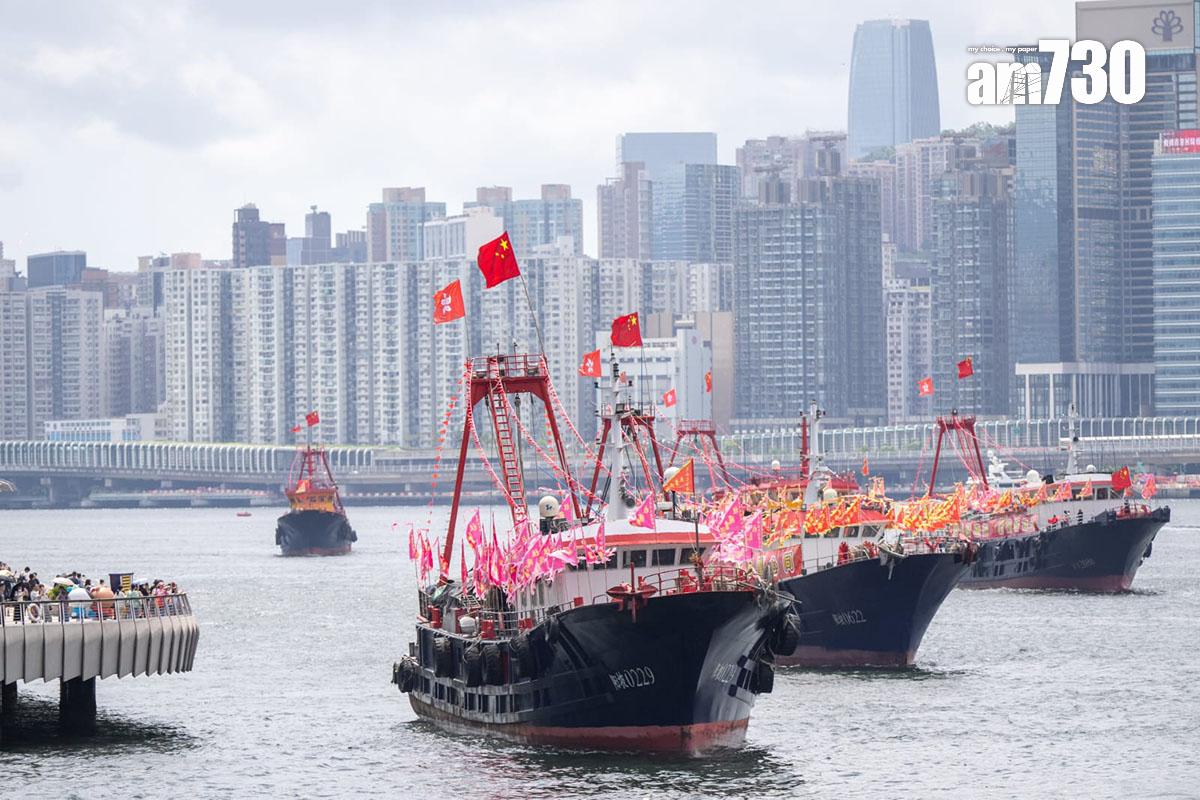 27艘漁船今日在維港巡遊慶祝回歸27周年。(林靄怡攝)