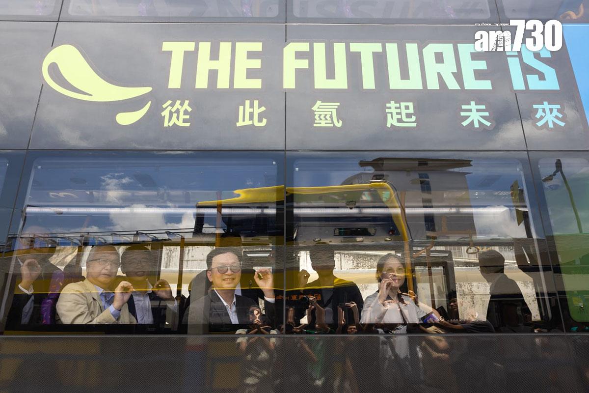 氫能巴士早上先舉行儀式,接載政府官員和立法會議員過西隧。(蘇文傑攝)