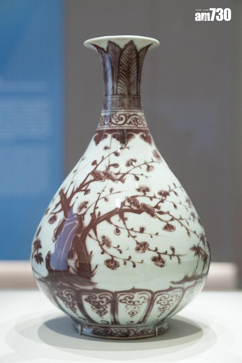 香港故宮文化博物館舉辦明代陶瓷珍品展覽,圖為釉裏紅松竹梅圖玉壺春瓶。(蘇文傑攝)
