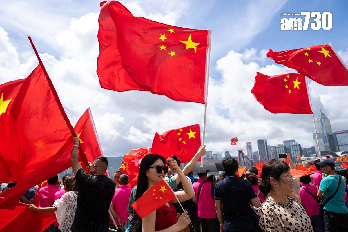 慶回歸漁船巡遊在尖沙咀舉行啟航禮,大批市民在場揮舞國旗和區旗。(林靄怡攝)