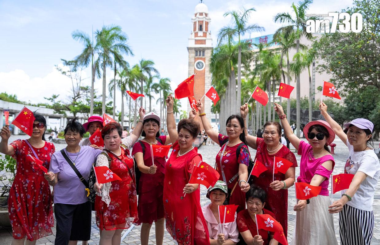 慶回歸漁船巡遊在尖沙咀舉行啟航禮,大批市民在場揮舞國旗和區旗。(林靄怡攝)