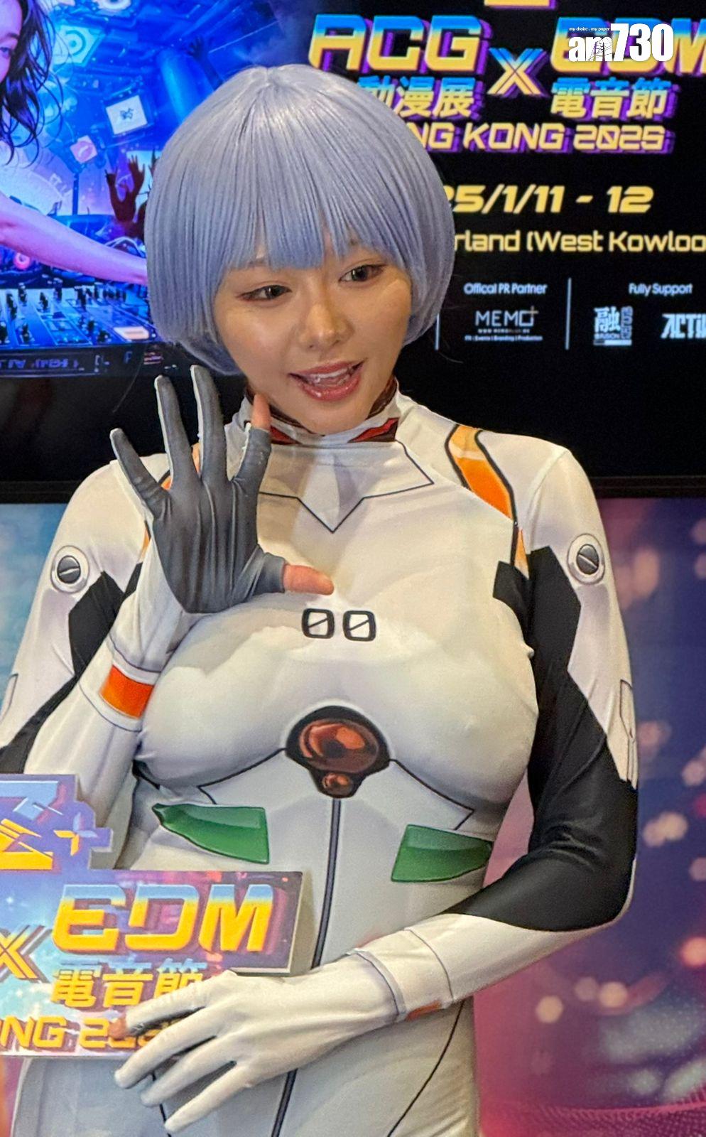 AV女優濱崎真緒cosplay綾波麗,吸引大批粉絲及龍友逼爆攤位。 (吳家偉攝)
