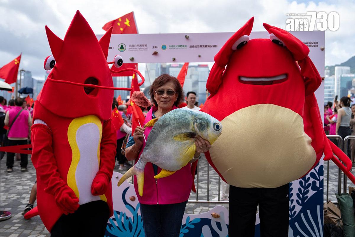 慶回歸漁船巡遊在尖沙咀舉行啟航禮,大批市民在場揮舞國旗和區旗。(林靄怡攝)