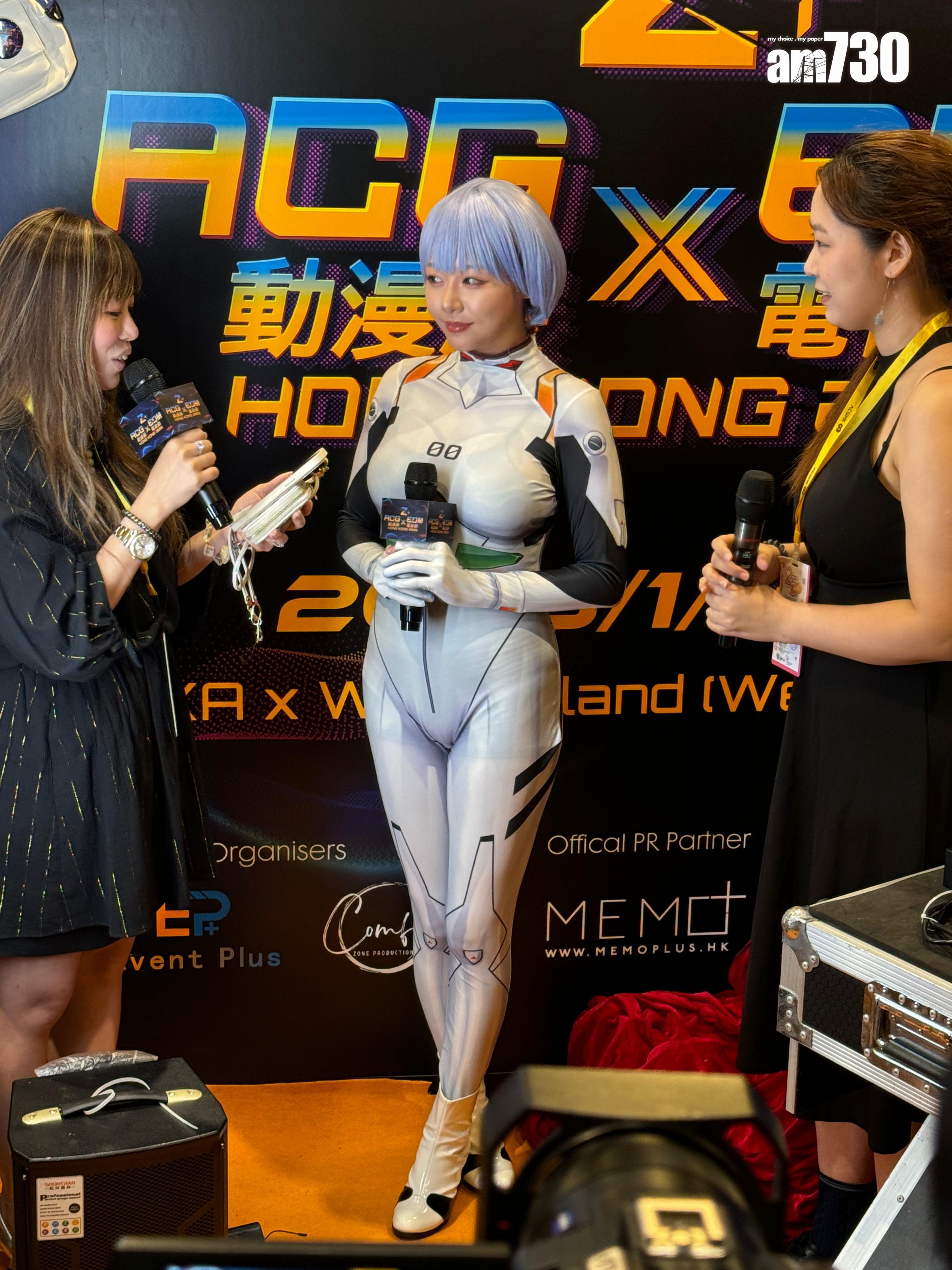 AV女優濱崎真緒cosplay綾波麗,吸引大批粉絲及龍友逼爆攤位。 (吳家偉攝)