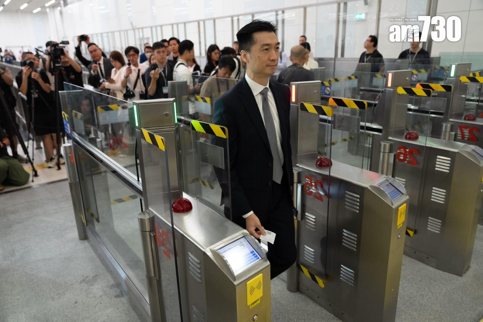 「港澳通關互用二維碼服務」將正式啟用,合資格香港居民開通後,即可於澳門自助通道過關。(林靄怡攝)