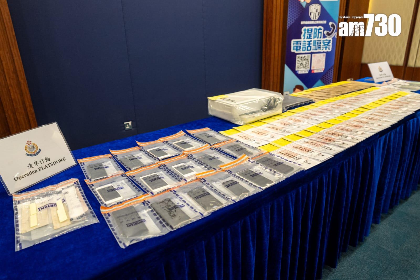 警方展示行動中檢獲的物件。(林靄怡攝)