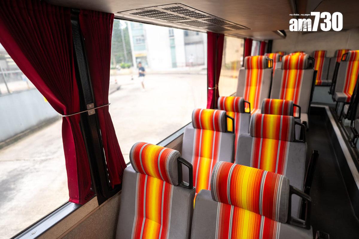 城巴用接近兩年時間完成復修「大食鬼」,車廂回到九十年代模樣。(林靄怡攝)