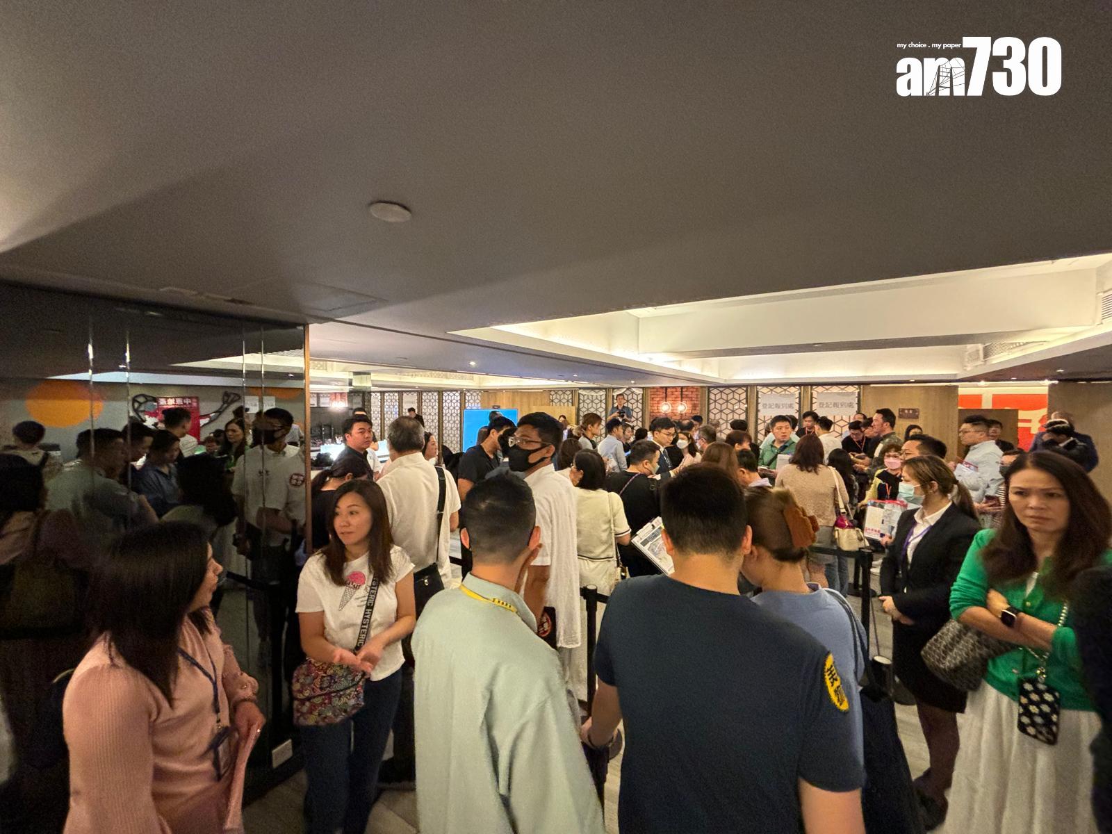 「黃金海灣」第1期「意嵐」今日進行次輪銷售139伙,現場所見人山人海,準買家等待揀樓,氣氛熱鬧。