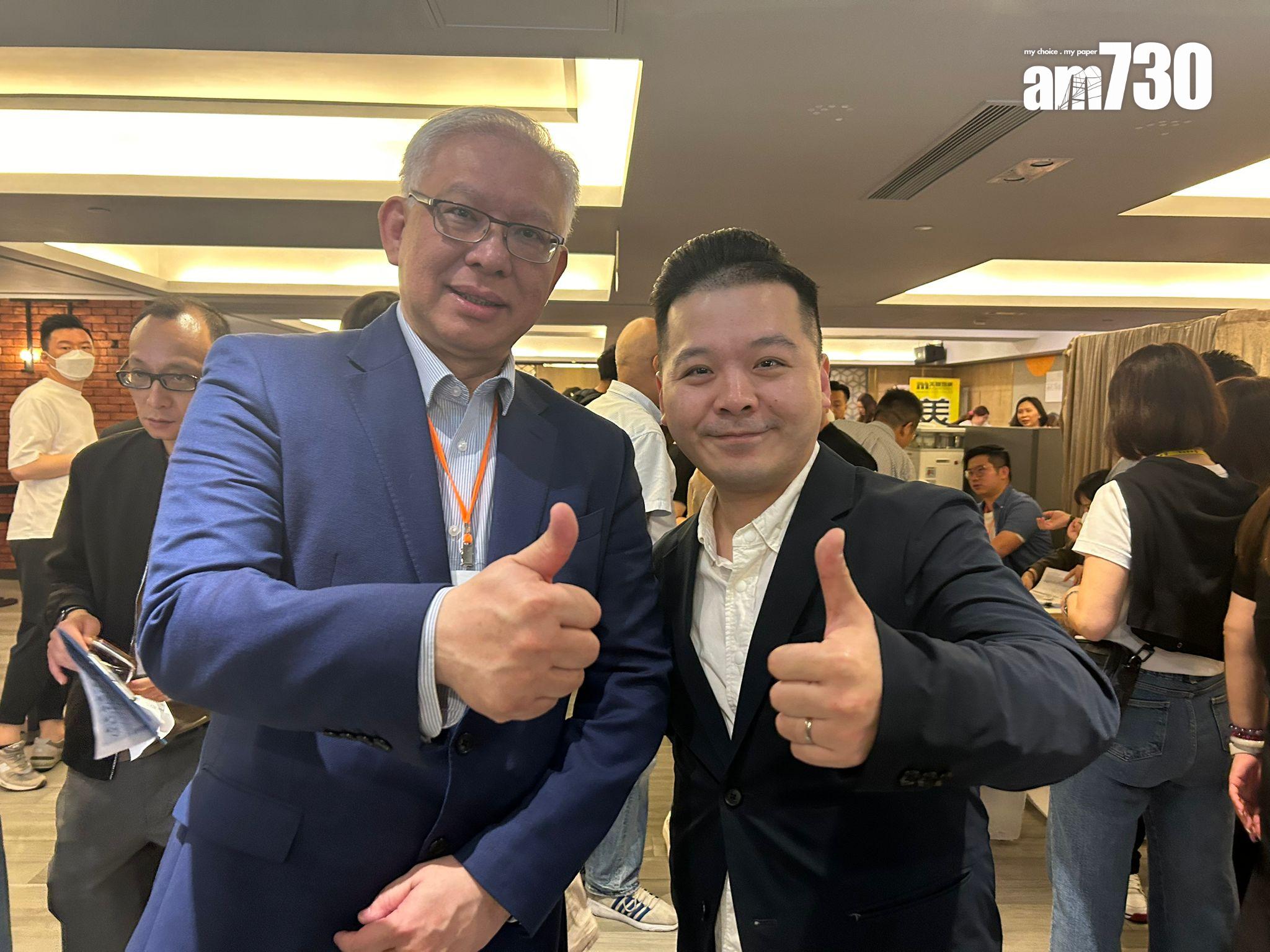 李炳餘(左)透露,次輪推售的三房單位已全數被揀選,買家正等待簽約;右為辜錦波。