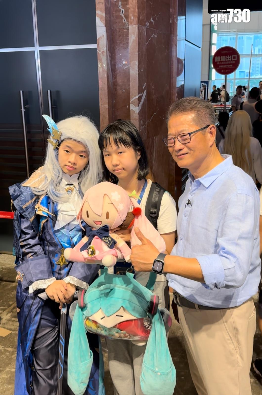 財政司司長陳茂波被市民上前集郵。 (吳家偉攝)