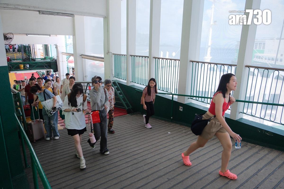 天星小輪灣仔至尖沙咀航線今日獲燃料公司贊助,乘客可免費乘船。(中通社)