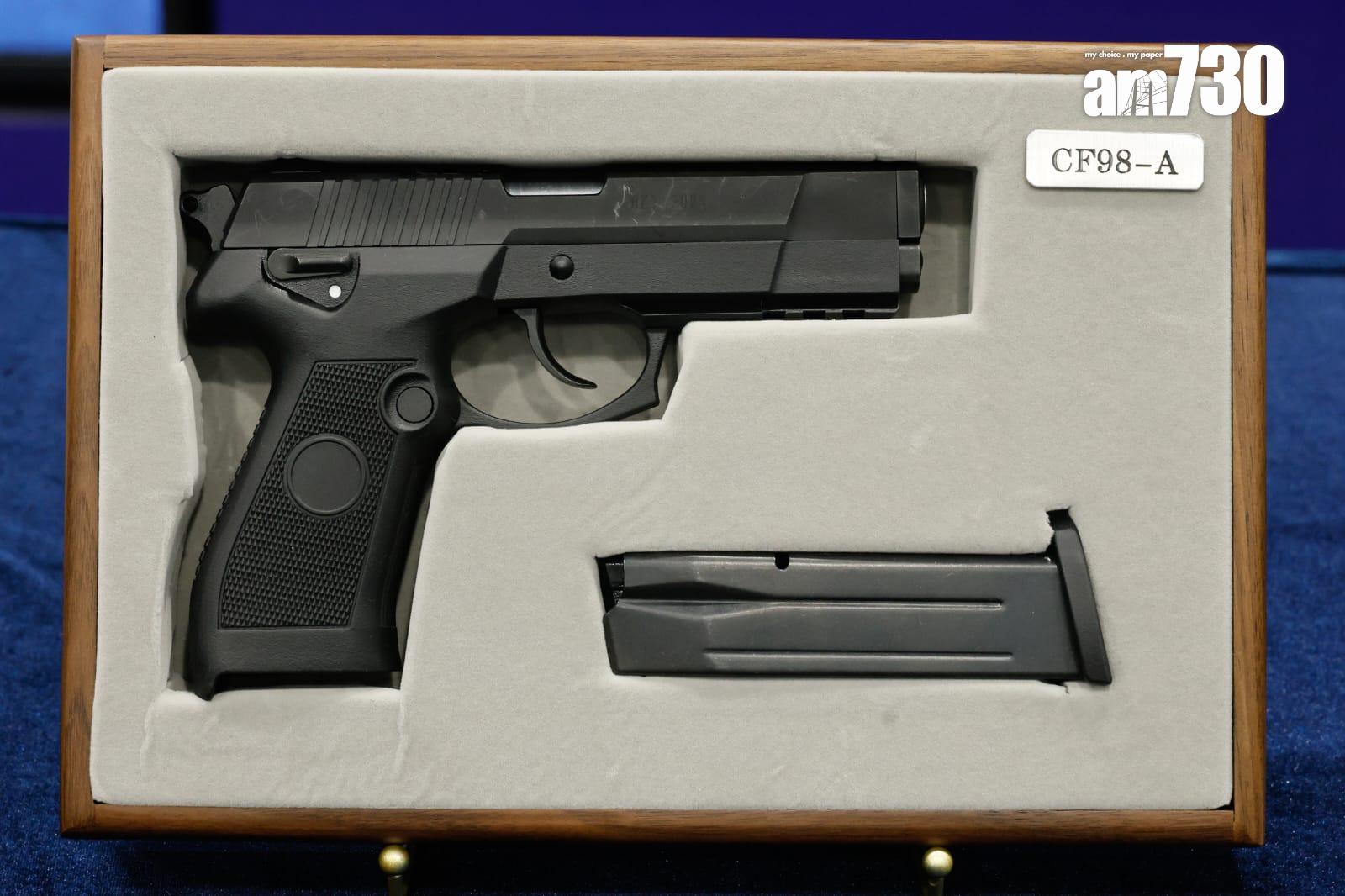 警方宣布採用兩款中國製曲尺手槍,包括CS/LP5型自動手槍,及CF98-A式半自動手槍,取代美製左輪。(蘇文傑攝)