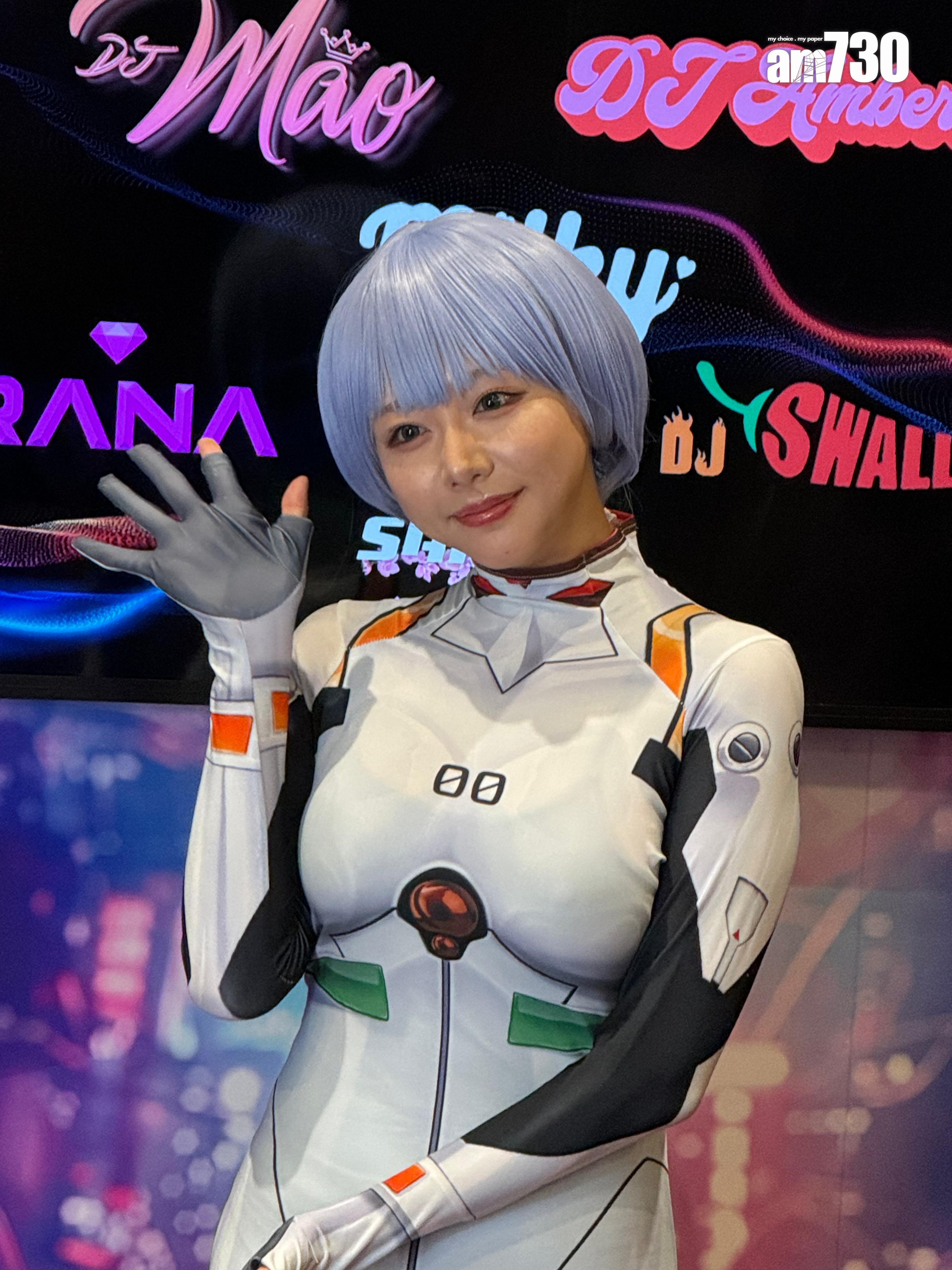 AV女優濱崎真緒cosplay綾波麗,吸引大批粉絲及龍友逼爆攤位。 (吳家偉攝)