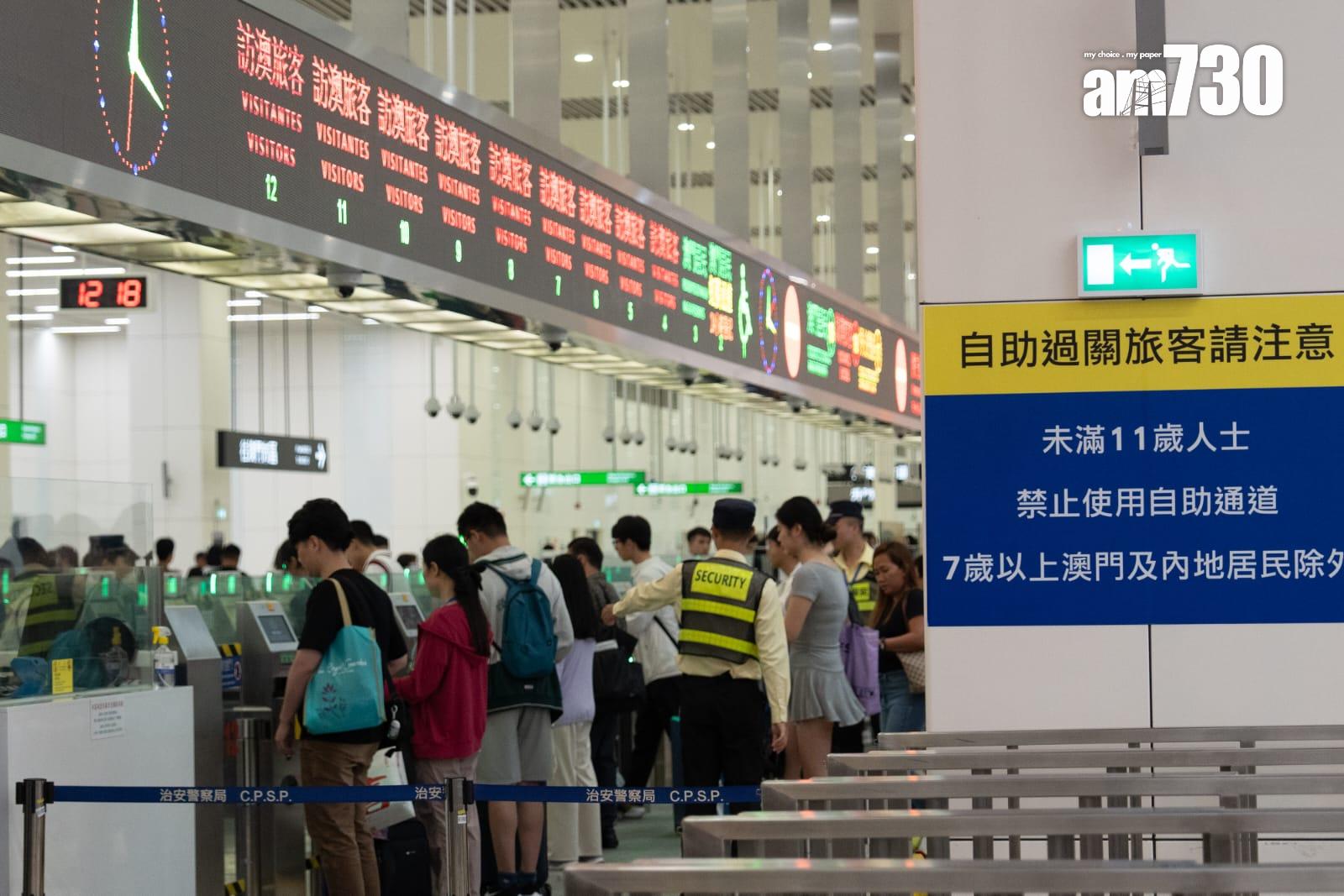 「港澳通關互用二維碼服務」將正式啟用,合資格香港居民開通後,即可於澳門自助通道過關。(林靄怡攝)