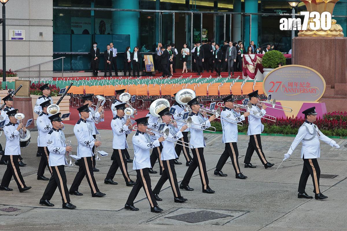 香港回歸27周年,政府在灣仔金紫荊廣場舉行升旗儀式。(中通社)
