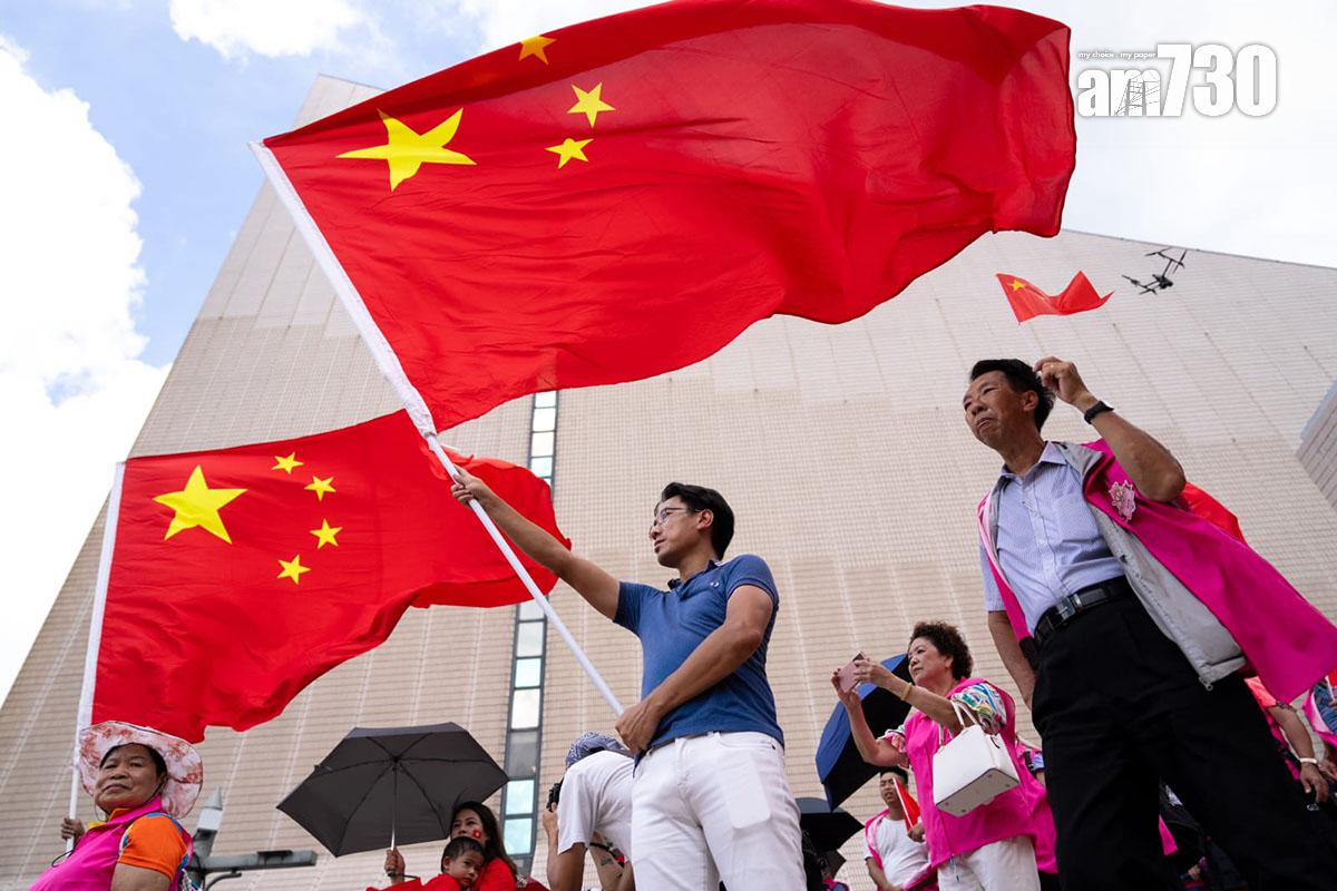 慶回歸漁船巡遊在尖沙咀舉行啟航禮,大批市民在場揮舞國旗和區旗。(林靄怡攝)