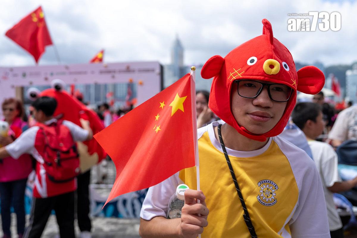慶回歸漁船巡遊在尖沙咀舉行啟航禮,大批市民在場揮舞國旗和區旗。(林靄怡攝)
