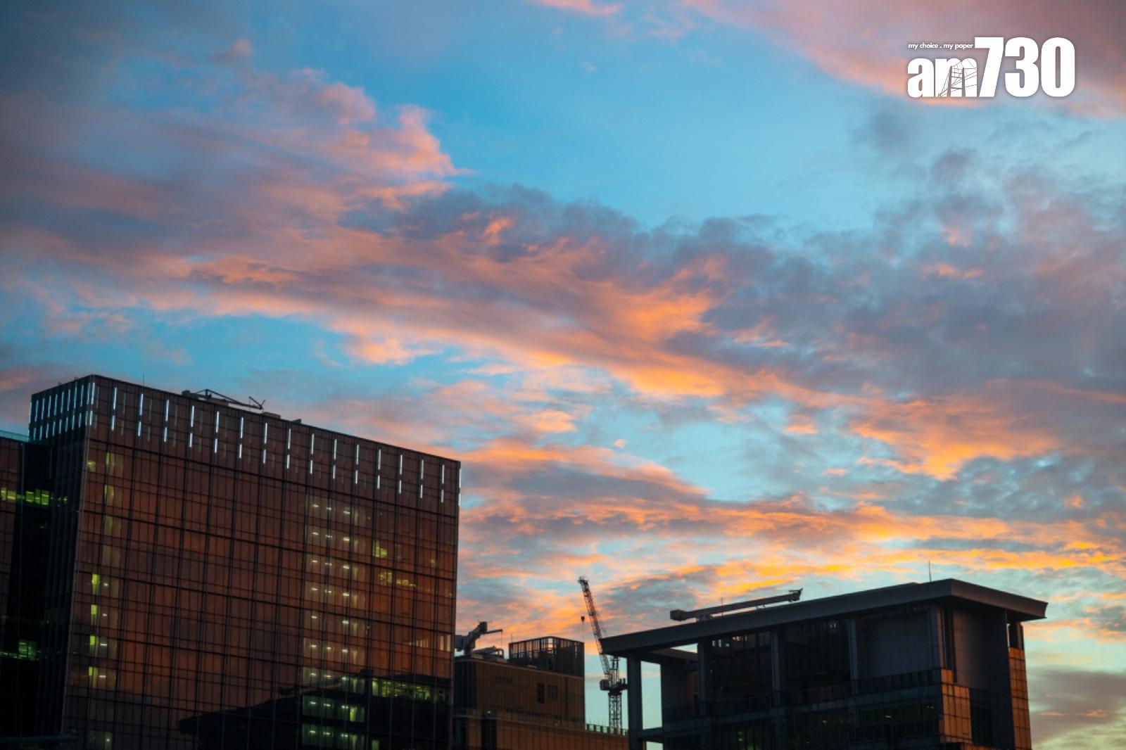 本港過去兩日的黃昏及晚霞時間,不少市民都拍攝到火燒天的美景。(陳奕釗攝)