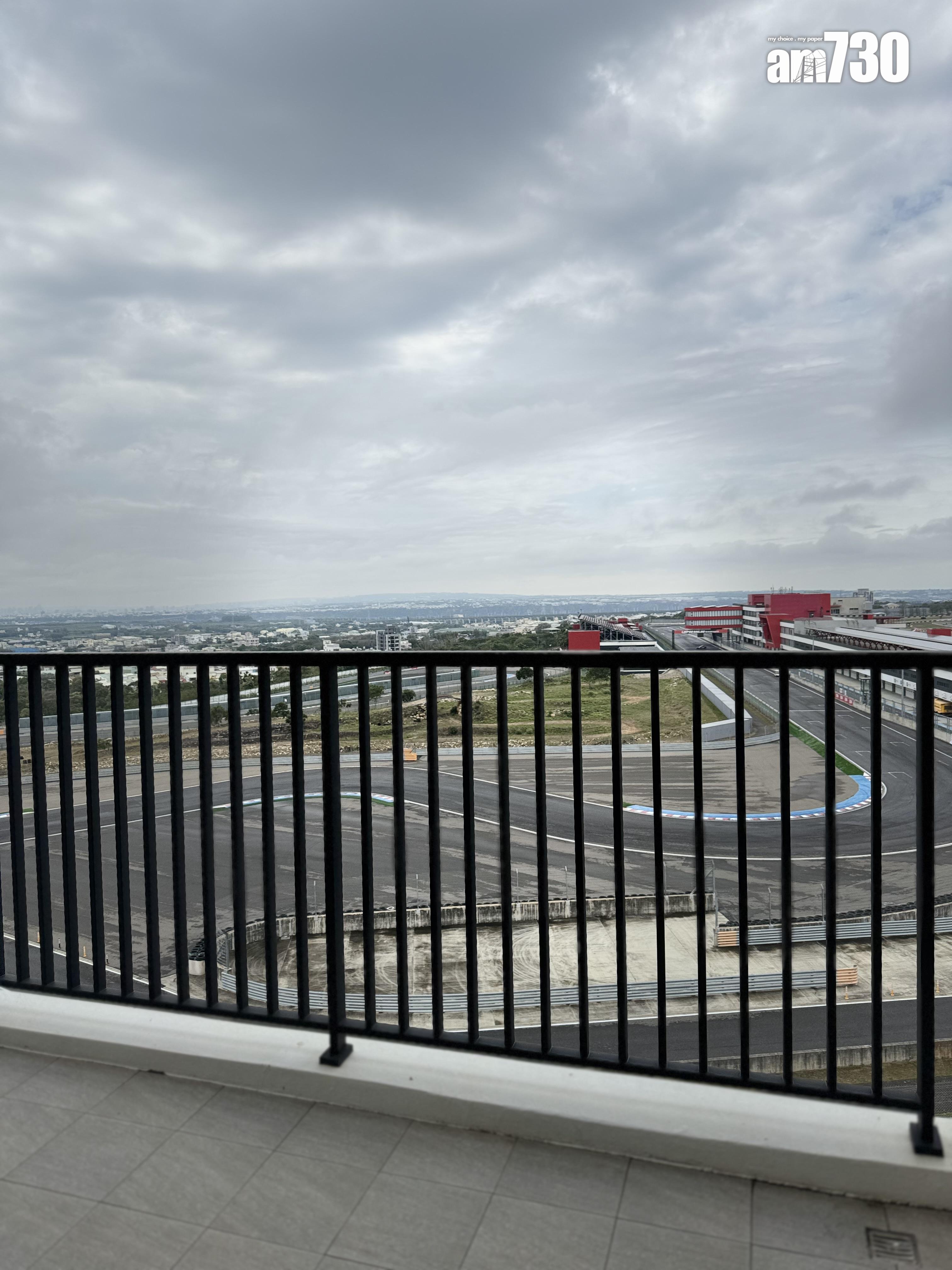 酒店房間陽台可直觀賽事。