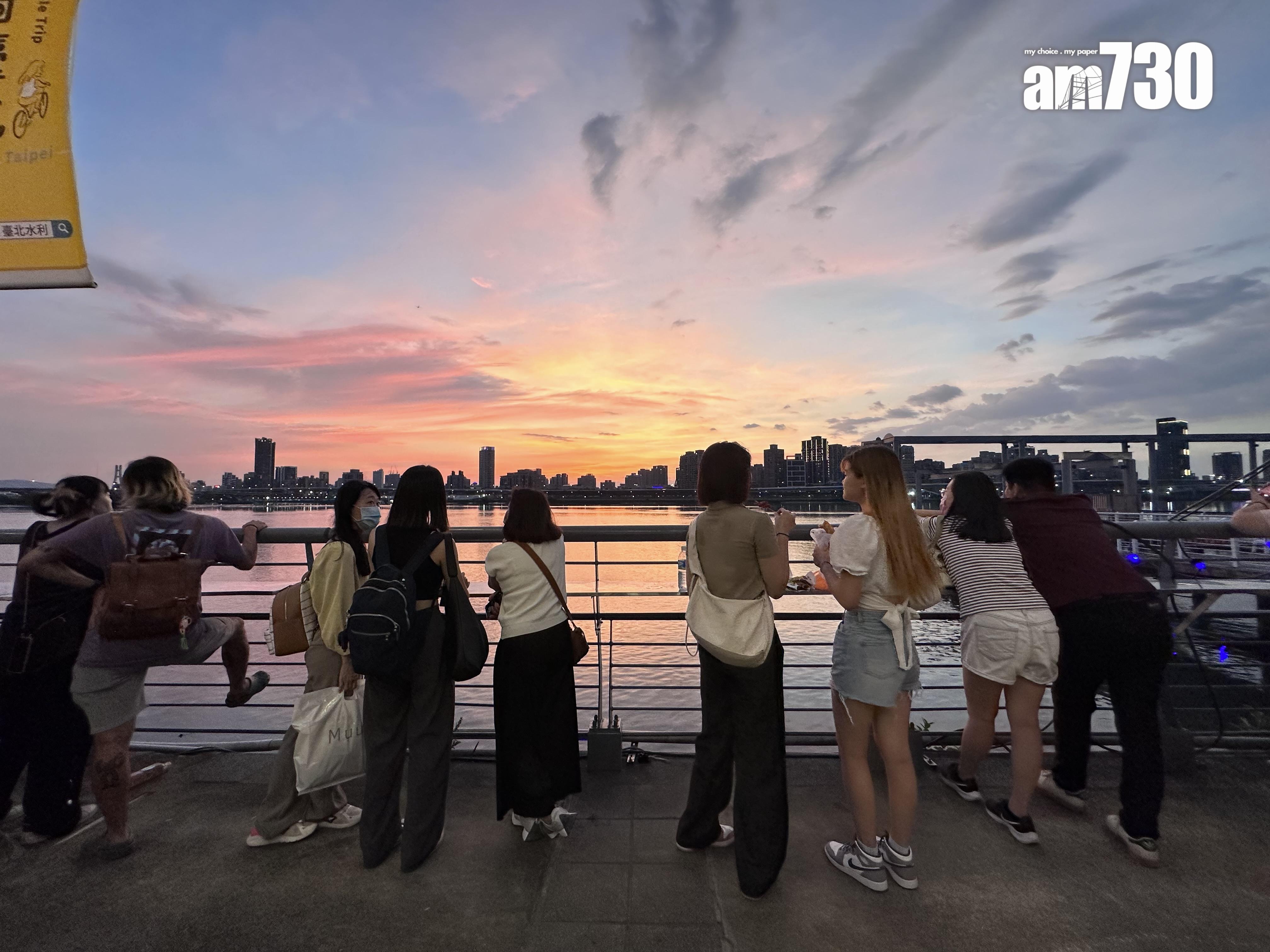 落日餘暉,平靜如鏡的河面照映漸層的彩霞,美得說不出話來。