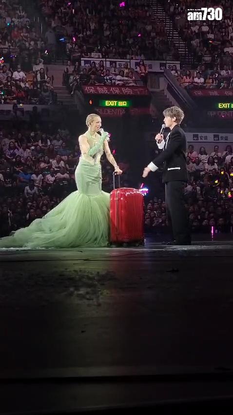 Jeffrey送上載滿零食的旅行喼,望Sammi完成演唱會後,可外遊旅行。