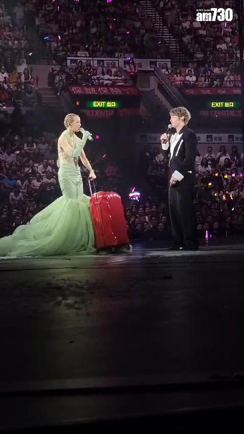 Jeffrey送上載滿零食的旅行喼,望Sammi完成演唱會後,可外遊旅行。