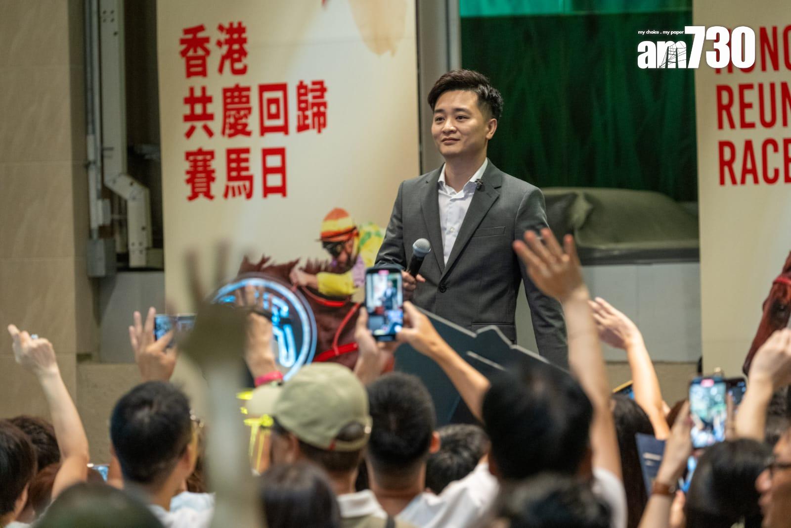 譚輝智壓軸出場。