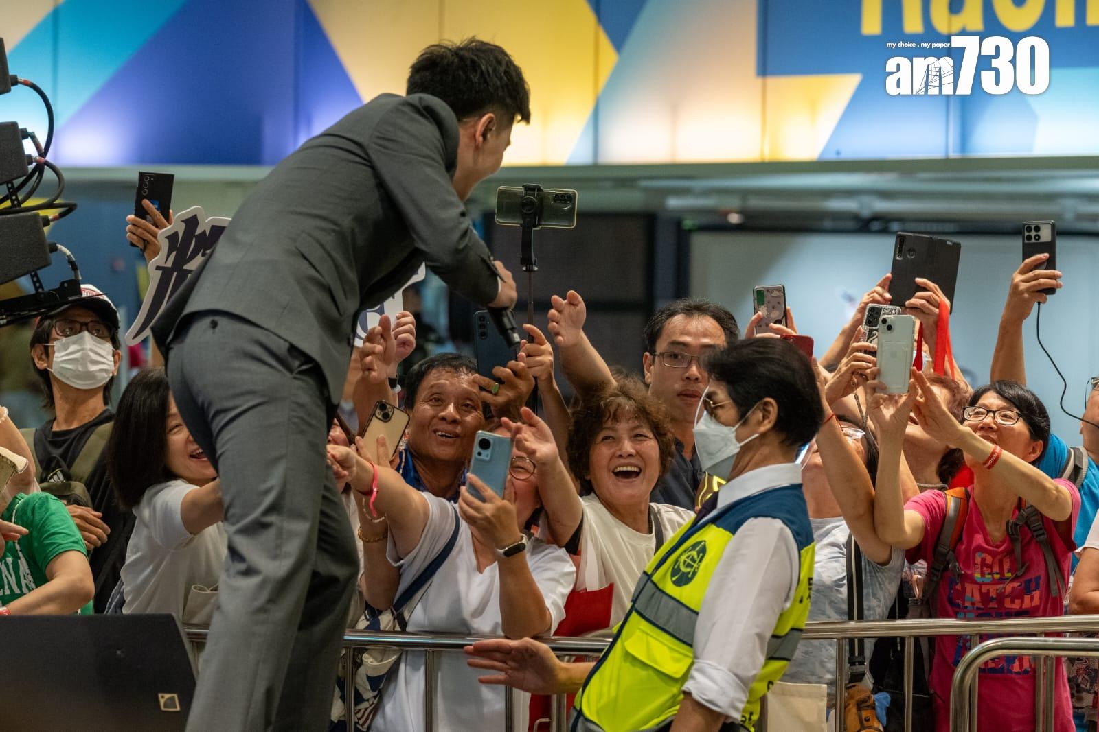 譚輝智壓軸出場。