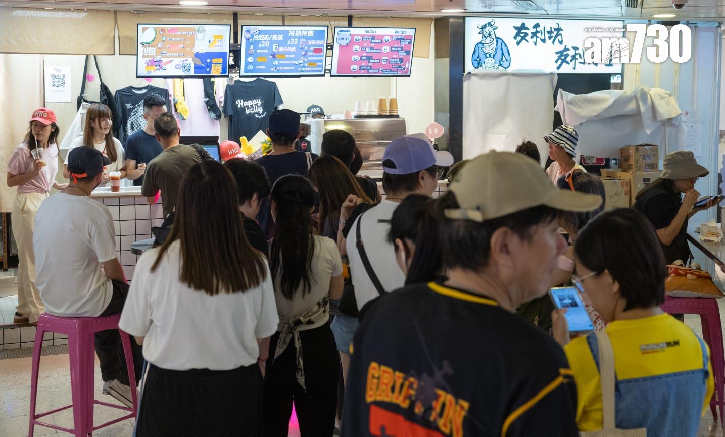 王宗堯太太的小食店門外有不少顧客把握最後機會。(蘇文傑攝)