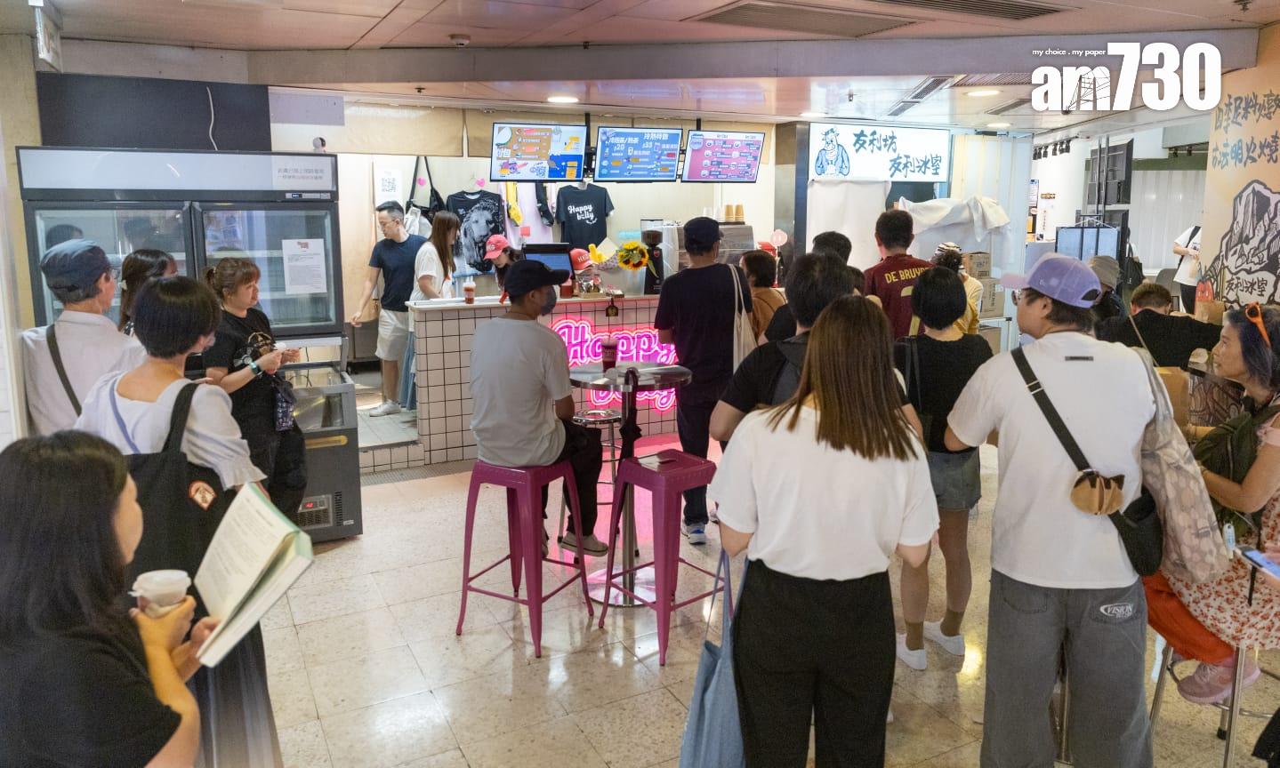 王宗堯太太的小食店門外有不少顧客把握最後機會。(蘇文傑攝)