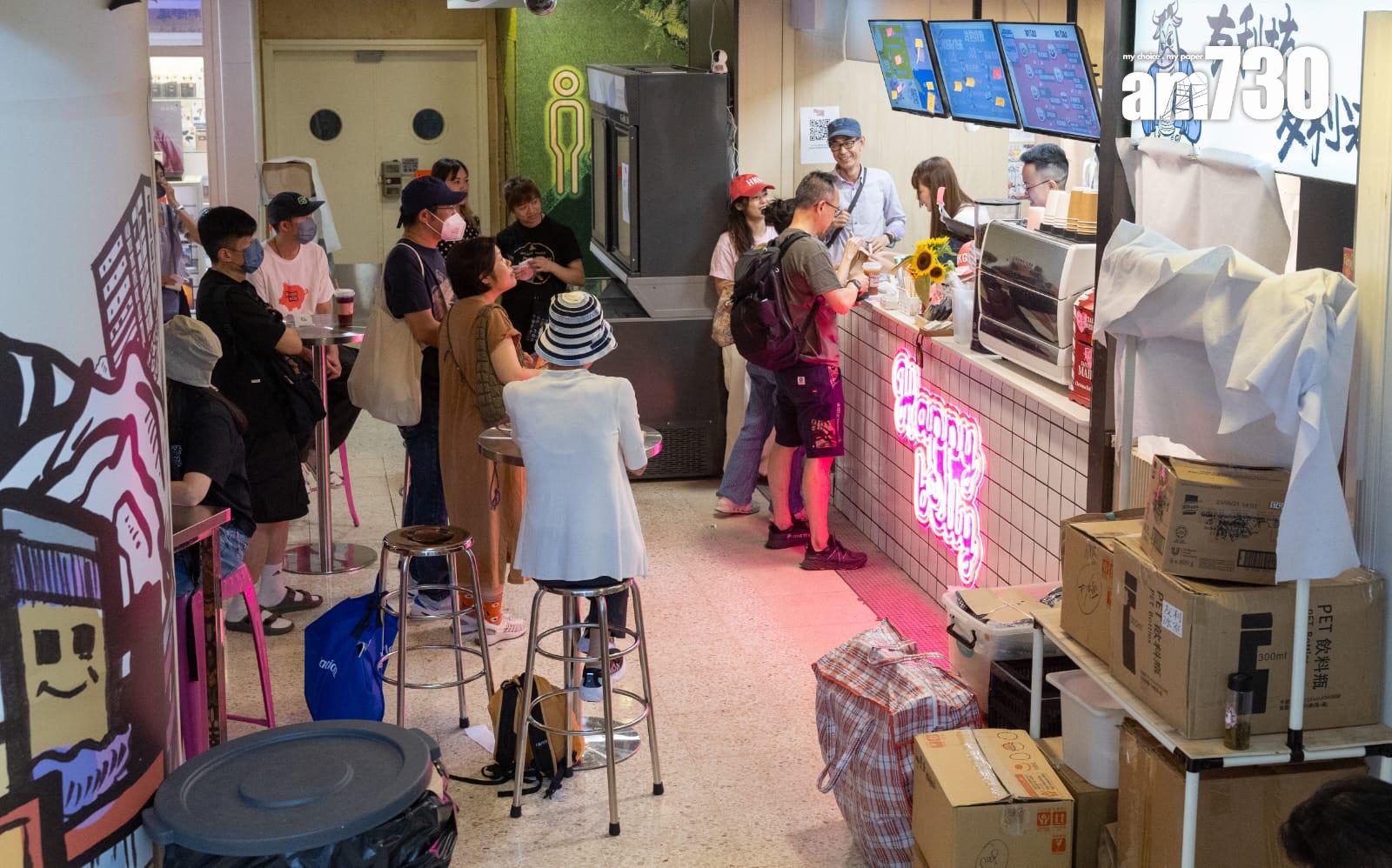 王宗堯太太的小食店門外有不少顧客把握最後機會。(蘇文傑攝)