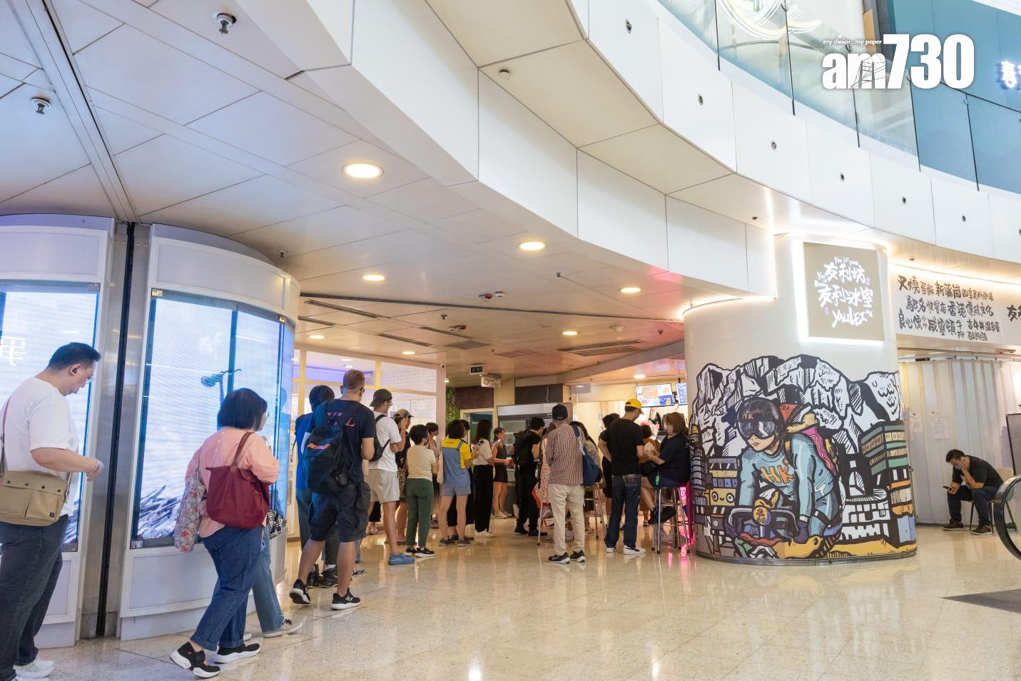 王宗堯太太的小食店門外有不少顧客把握最後機會。(蘇文傑攝)