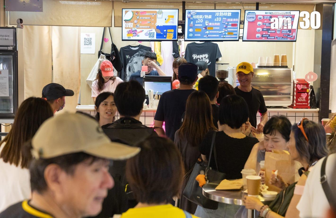 王宗堯太太的小食店門外有不少顧客把握最後機會。(蘇文傑攝)