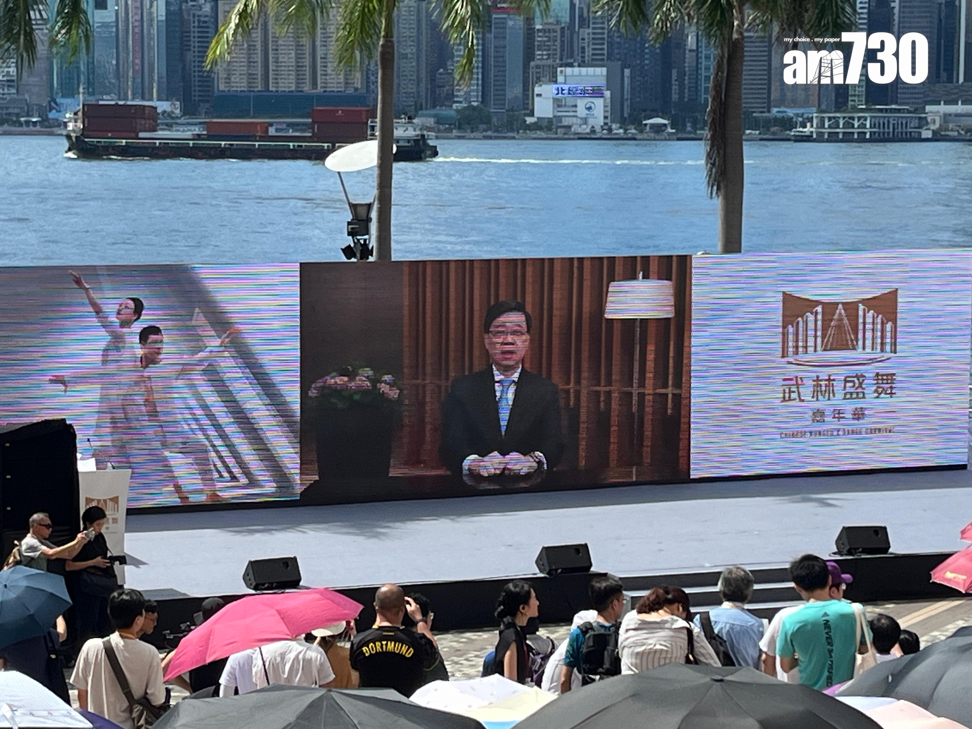 李家超表示,香港正全力發展成為中外文化藝術交流中心,於4月正式成立了「弘揚中華文化辦公室」,專責策劃推動中華文化和歷史的活動、交流和合作,並透露,由文化體育及旅遊局牽頭舉辦的首屆「中華文化節」亦正進行得如火如茶,將為觀眾帶來一連串富有中華文化色彩的文藝節目。(陳詠琳攝)