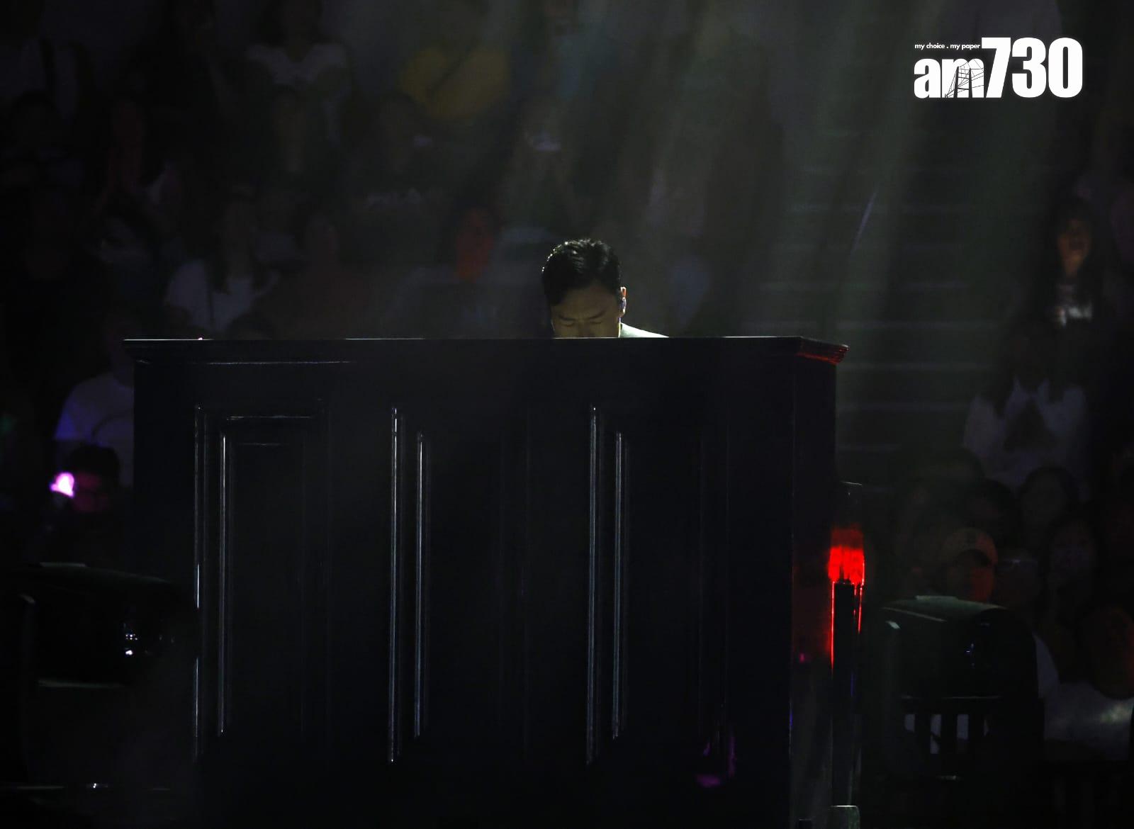 許志安在台上為Sammi伴奏,但開始前未有太多人發現。(林俊源攝)