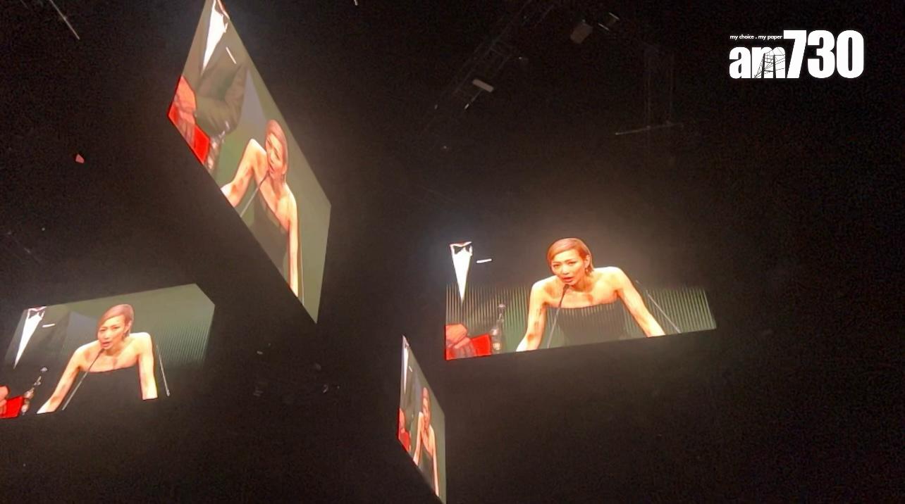 台頂上屏幕播放Sammi去年得影后的片段和得獎感言。