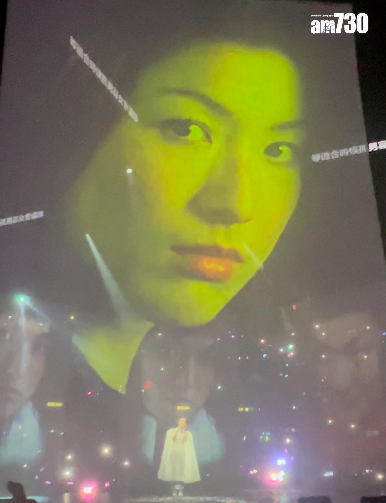 Sammi在台中央唱出多首電影歌曲,透視屏幕則播放相關電影片段。