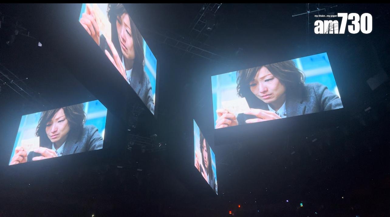 舞台頂上屏幕播放Sammi的電影片段。