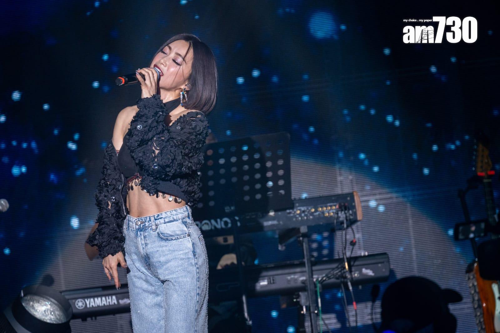 酒井穿上黑色性感上衣,露出香肩及纖腰唱出一連串舊歌。(陳奕釗攝)