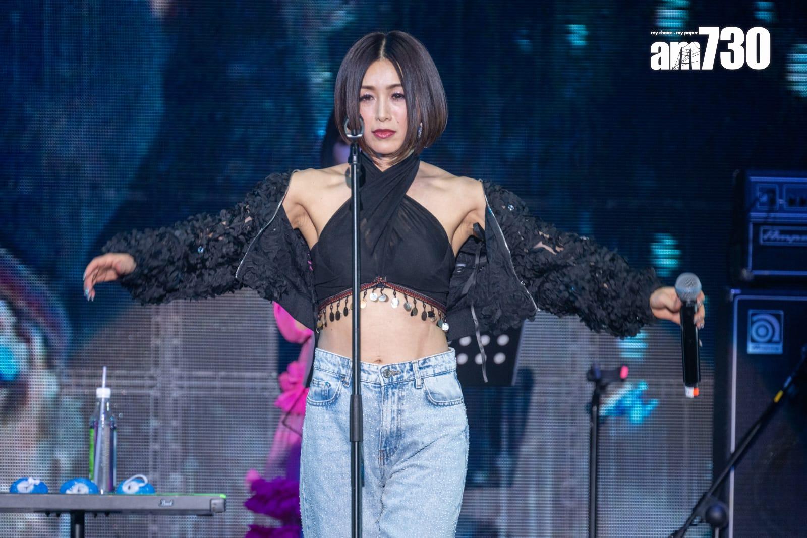 酒井穿上黑色性感上衣,露出香肩及纖腰唱出一連串舊歌。(陳奕釗攝)