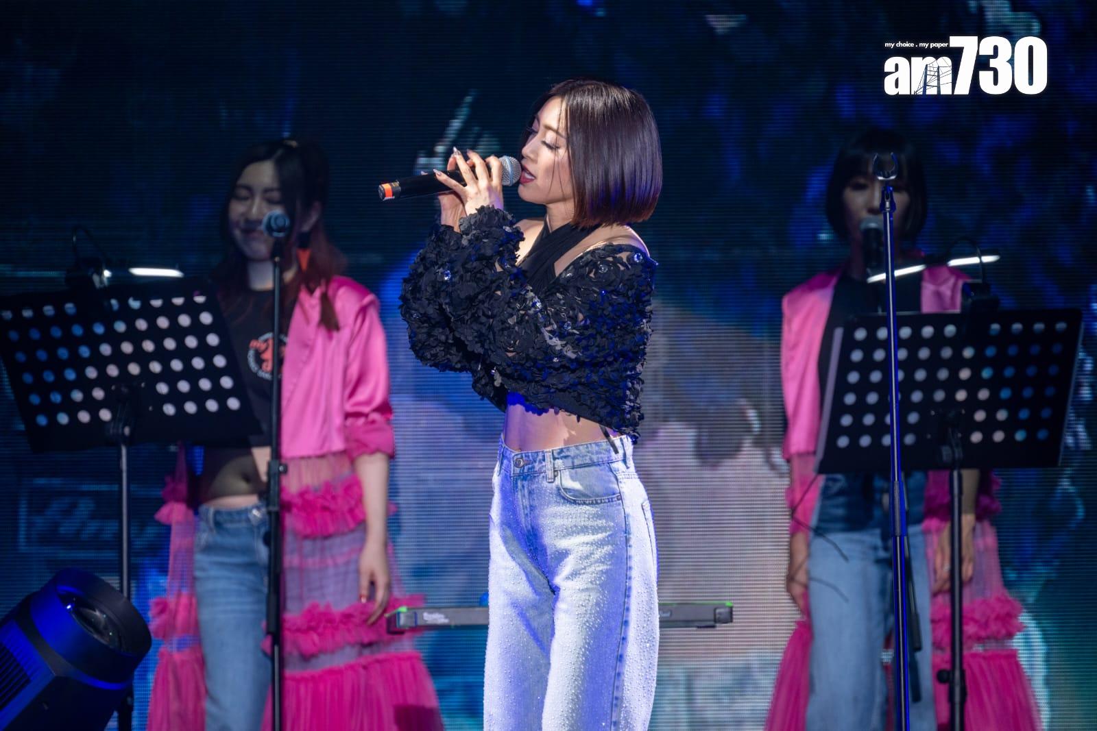 酒井穿上黑色性感上衣,露出香肩及纖腰唱出一連串舊歌。(陳奕釗攝)