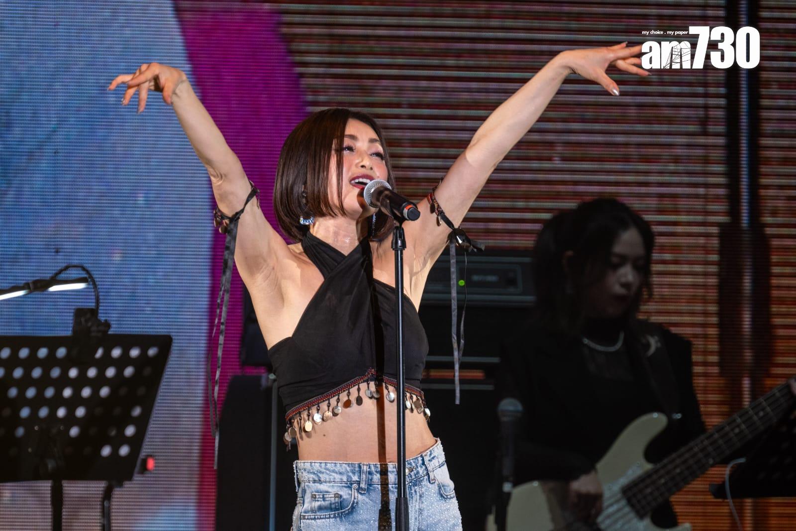 酒井穿上黑色性感上衣,露出香肩及纖腰唱出一連串舊歌。(陳奕釗攝)