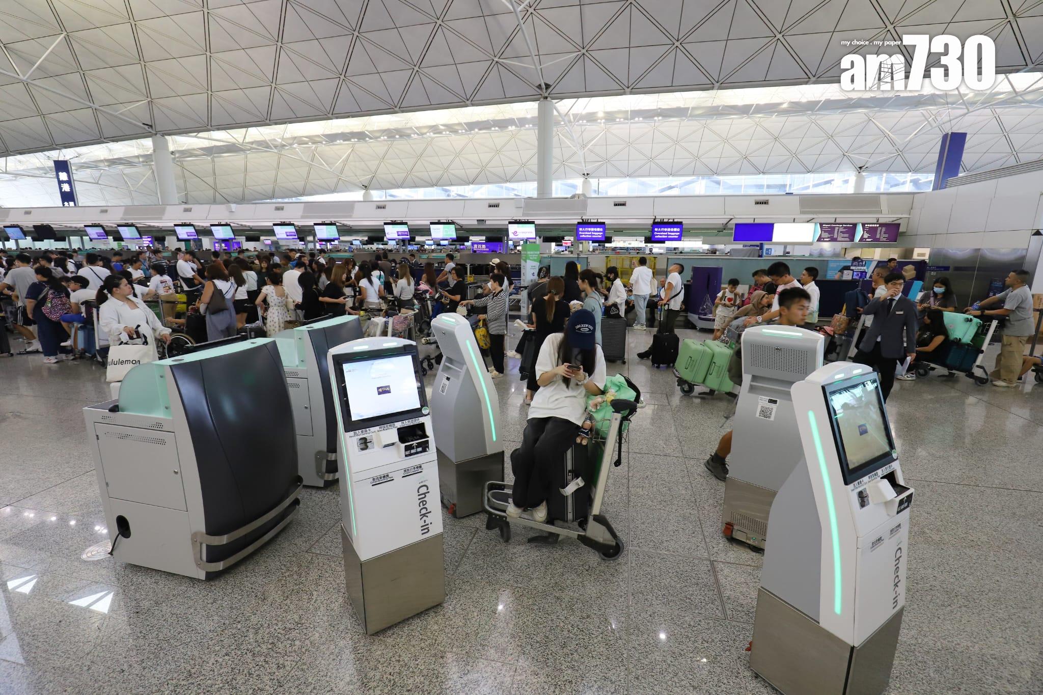 大批旅客輪候辦理登機手續。(羅錦鴻攝)