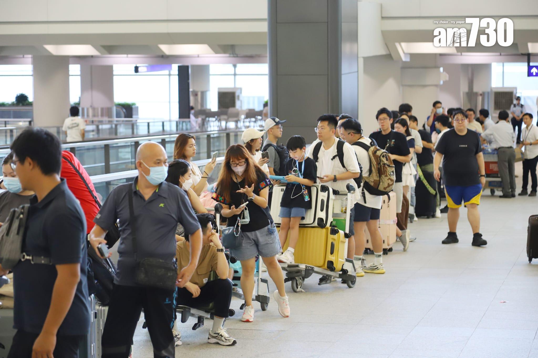 大批旅客輪候辦理登機手續。(羅錦鴻攝)