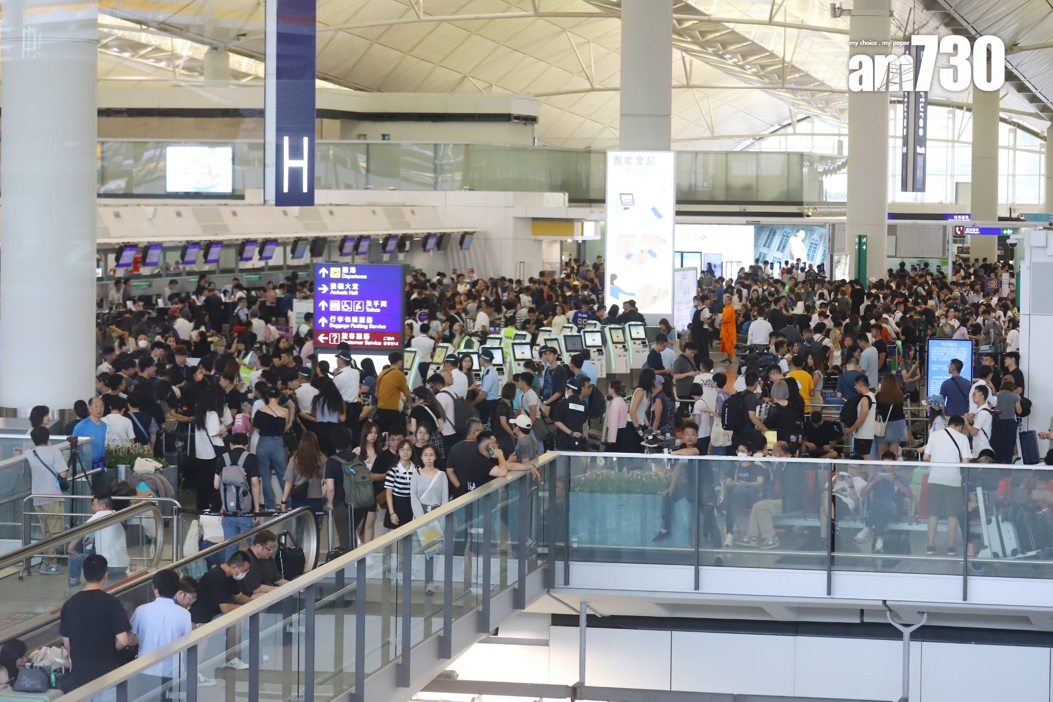 大批旅客在登機櫃位前等候。(羅錦鴻攝)